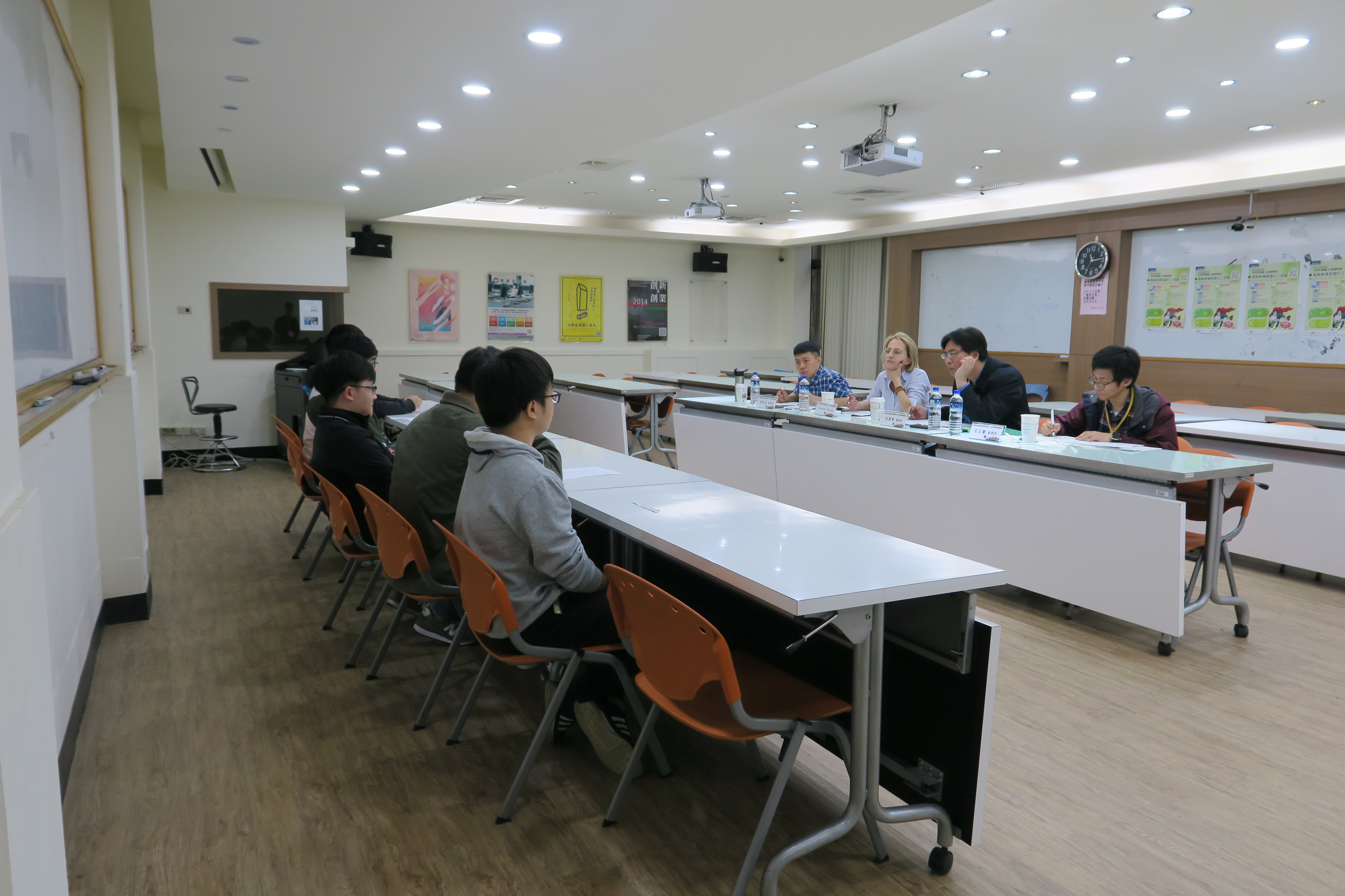 Oxana 及面試委員認真聆聽同學自我介紹